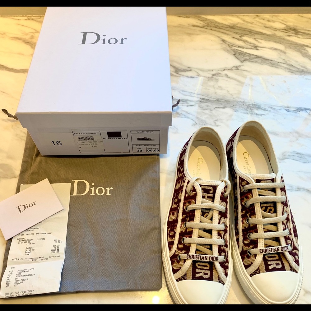 Dior size 39-
The Walk'n'Dior sneaker in burgundy.